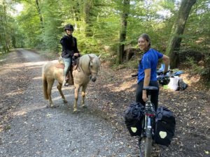 Flexibilität gefragt: wenn der Reitpartner fehlt, tut‘s auch die Begleitung per Drahtesel. 